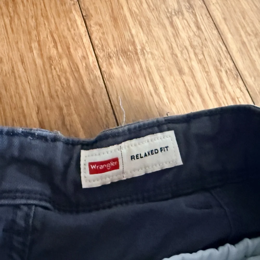 Wrangler Men's Relaxed Fit Grey Cargo Shorts